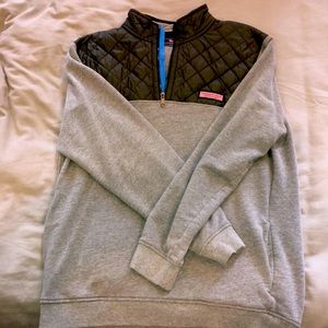 Warm vineyard Vines quarter zip with pockets.